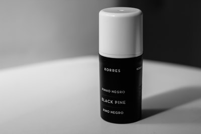白色表面的Korres黑色餐瓶